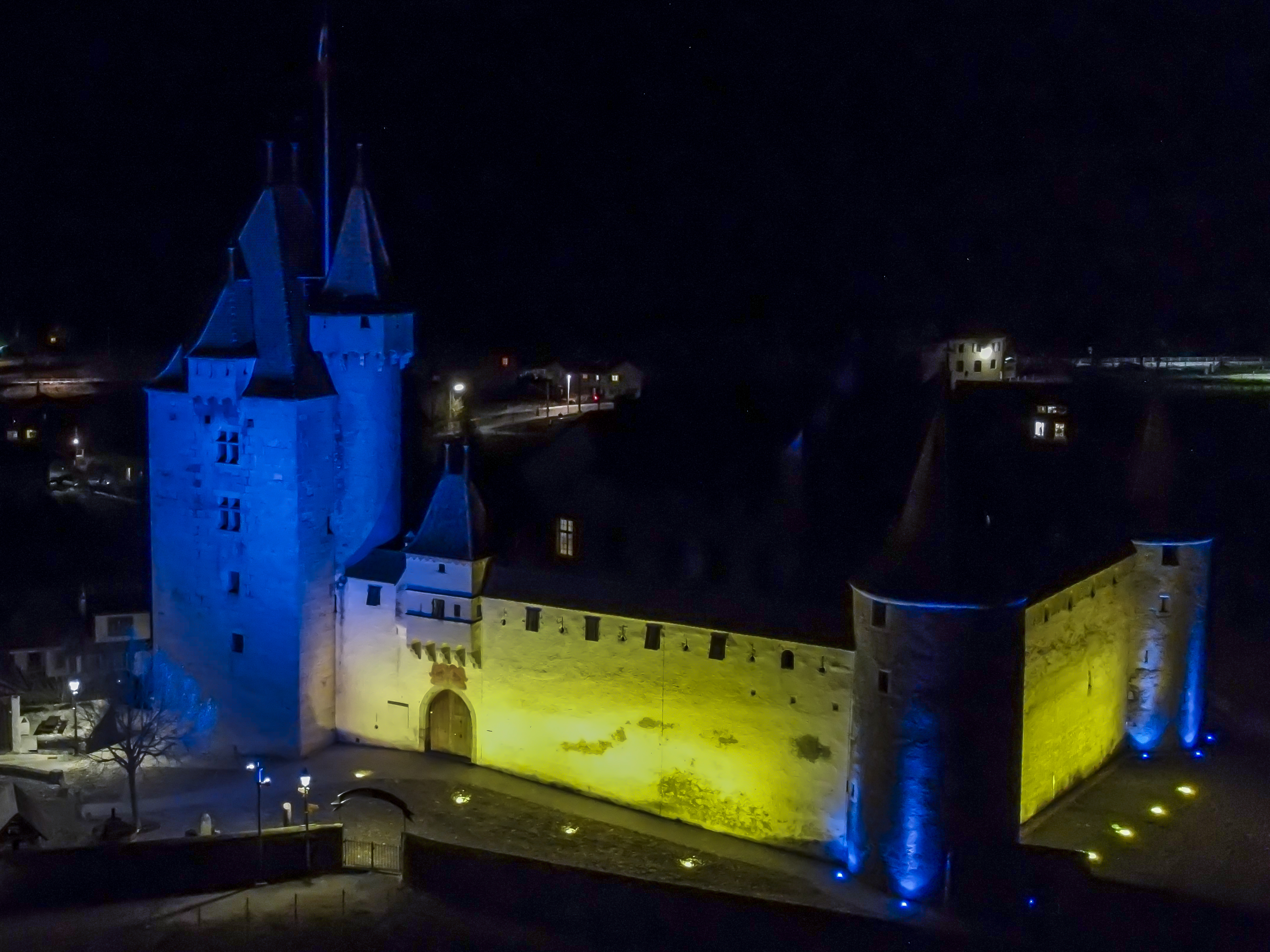Le Château d'Aigle aux couleurs du drapeau de l'Ukraine, en solidarité avec les victimes de la guerre